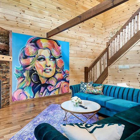 Smokiesboutiquecabins Would Love To Host You At Dolly'S Cute Cabin! 4 Suites With Private Bathrooms - Hot Tub, Fire Pit, Game Room, Resort Pool Open Memorial Day Through Labor Day! Gatlinburg Buitenkant foto