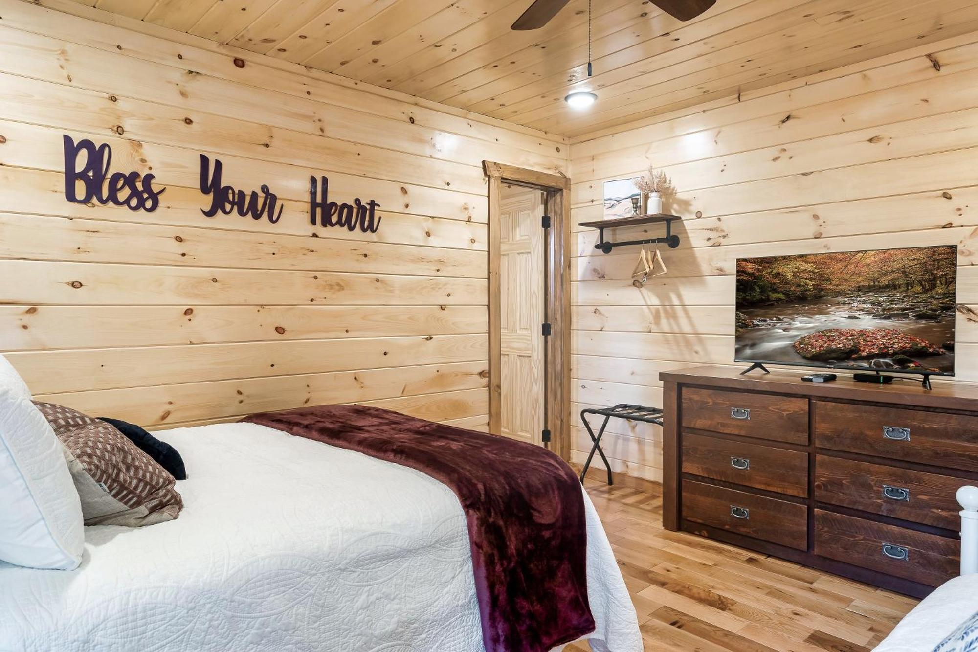 Smokiesboutiquecabins Would Love To Host You At Dolly'S Cute Cabin! 4 Suites With Private Bathrooms - Hot Tub, Fire Pit, Game Room, Resort Pool Open Memorial Day Through Labor Day! Gatlinburg Buitenkant foto