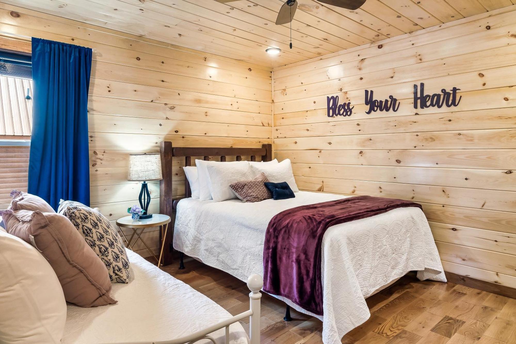 Smokiesboutiquecabins Would Love To Host You At Dolly'S Cute Cabin! 4 Suites With Private Bathrooms - Hot Tub, Fire Pit, Game Room, Resort Pool Open Memorial Day Through Labor Day! Gatlinburg Buitenkant foto