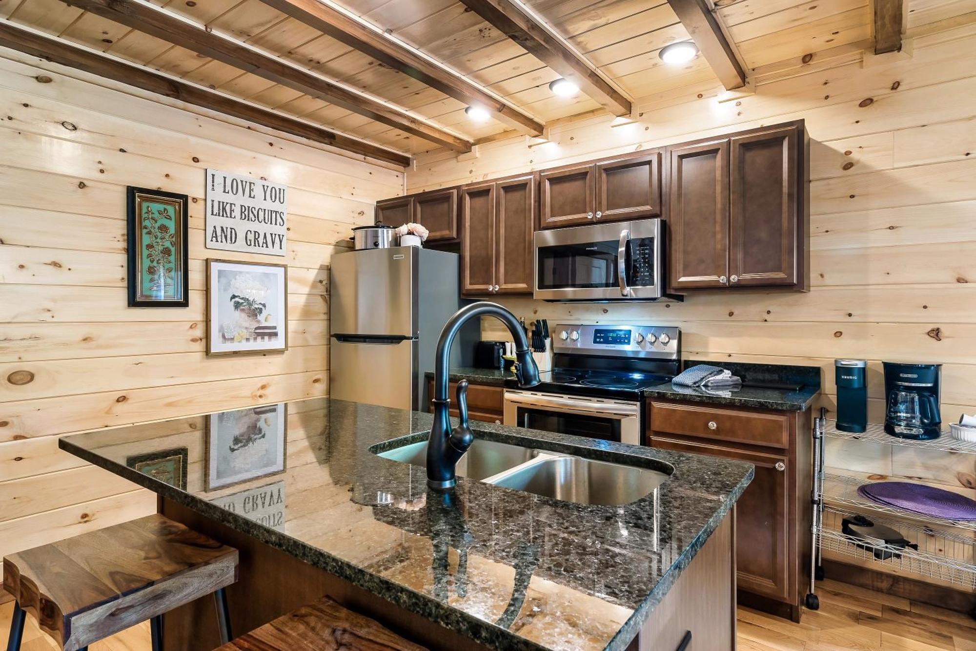 Smokiesboutiquecabins Would Love To Host You At Dolly'S Cute Cabin! 4 Suites With Private Bathrooms - Hot Tub, Fire Pit, Game Room, Resort Pool Open Memorial Day Through Labor Day! Gatlinburg Buitenkant foto