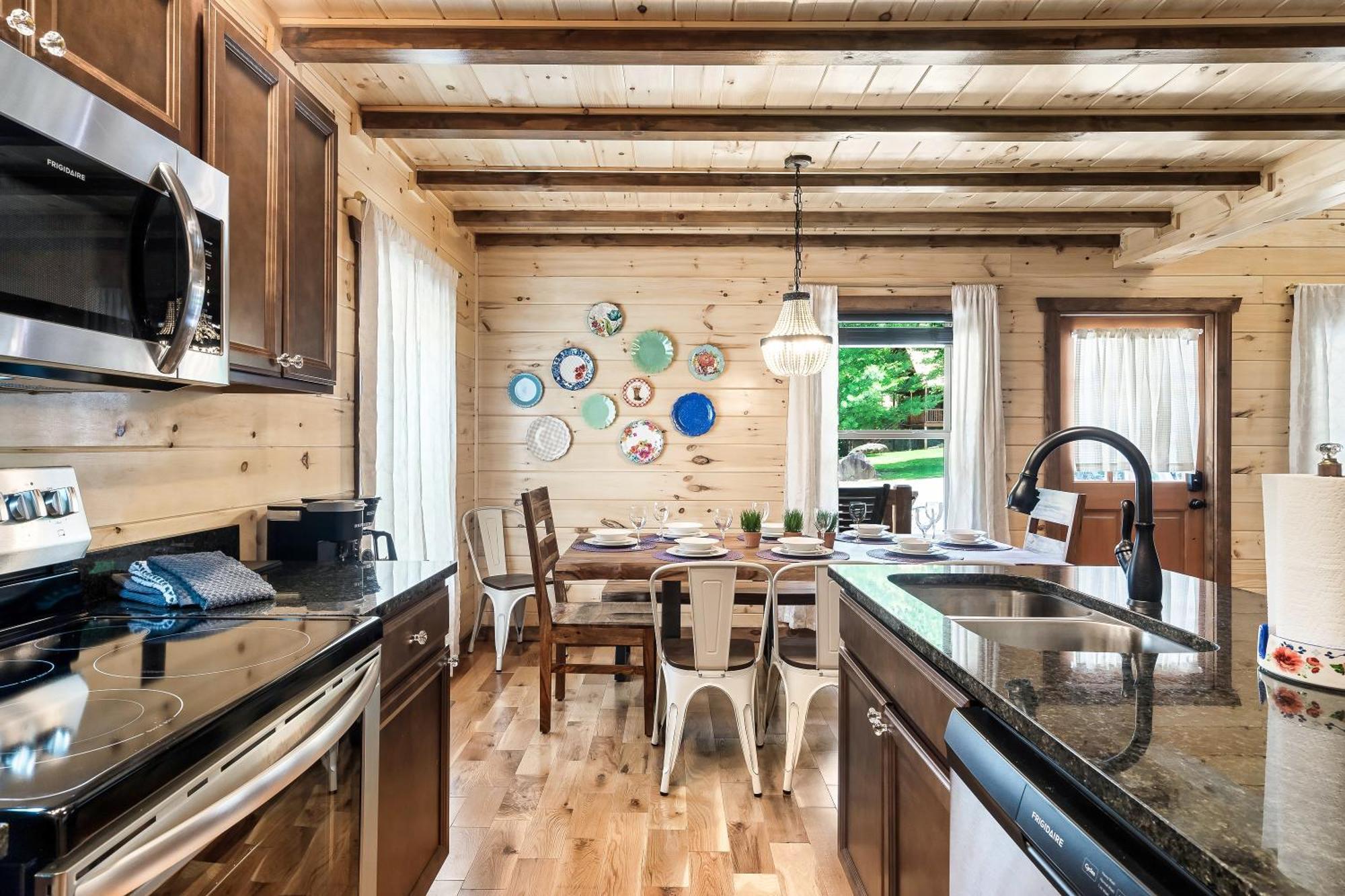 Smokiesboutiquecabins Would Love To Host You At Dolly'S Cute Cabin! 4 Suites With Private Bathrooms - Hot Tub, Fire Pit, Game Room, Resort Pool Open Memorial Day Through Labor Day! Gatlinburg Buitenkant foto