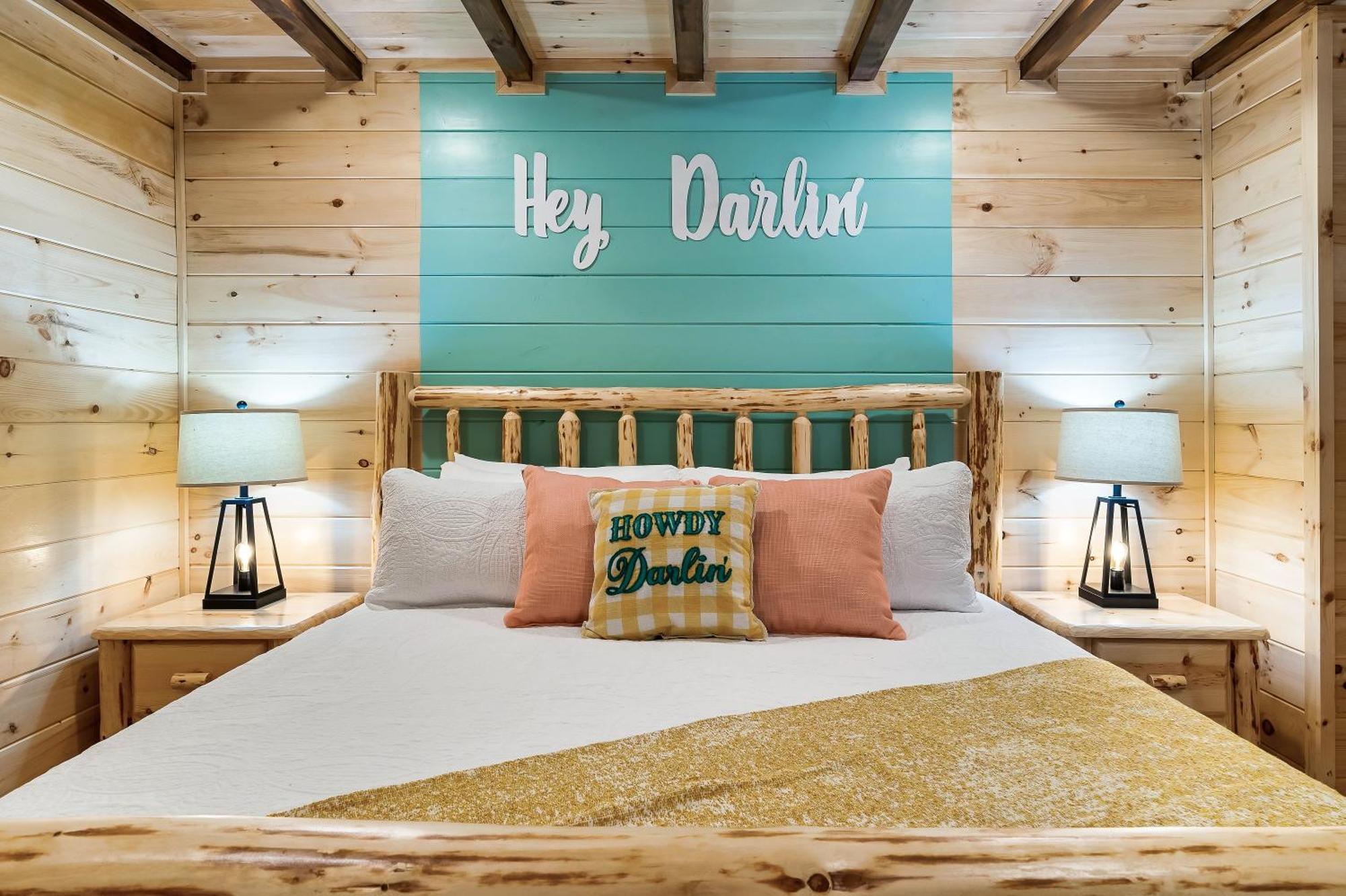 Smokiesboutiquecabins Would Love To Host You At Dolly'S Cute Cabin! 4 Suites With Private Bathrooms - Hot Tub, Fire Pit, Game Room, Resort Pool Open Memorial Day Through Labor Day! Gatlinburg Buitenkant foto