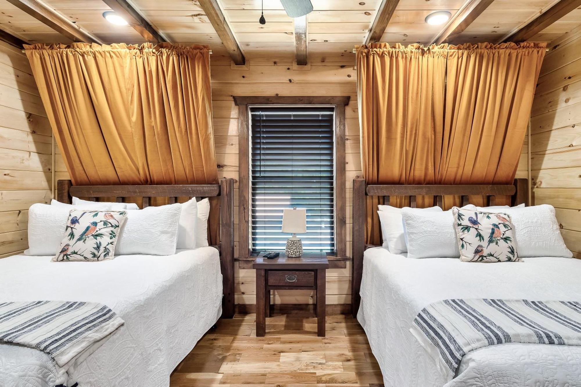 Smokiesboutiquecabins Would Love To Host You At Dolly'S Cute Cabin! 4 Suites With Private Bathrooms - Hot Tub, Fire Pit, Game Room, Resort Pool Open Memorial Day Through Labor Day! Gatlinburg Buitenkant foto