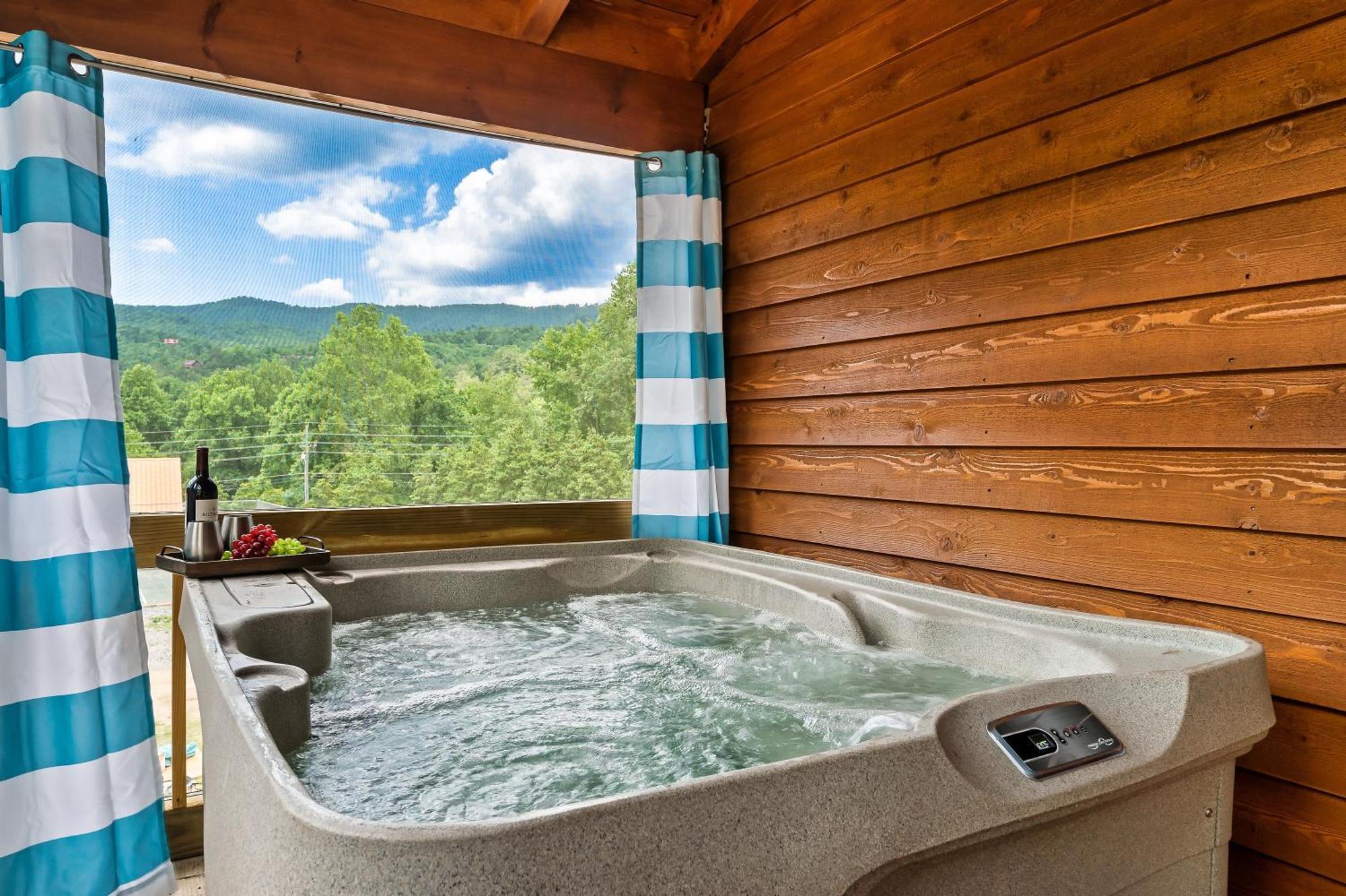 Smokiesboutiquecabins Would Love To Host You At Dolly'S Cute Cabin! 4 Suites With Private Bathrooms - Hot Tub, Fire Pit, Game Room, Resort Pool Open Memorial Day Through Labor Day! Gatlinburg Buitenkant foto