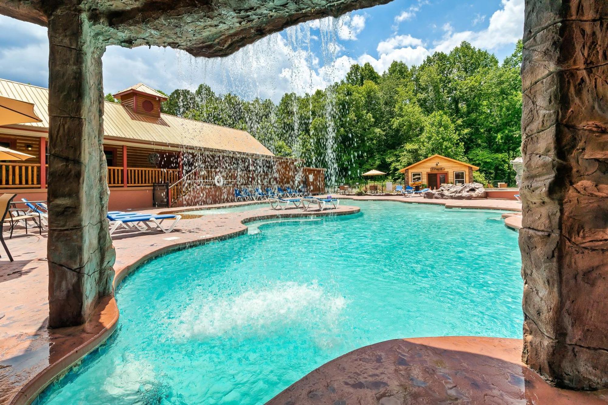 Smokiesboutiquecabins Would Love To Host You At Dolly'S Cute Cabin! 4 Suites With Private Bathrooms - Hot Tub, Fire Pit, Game Room, Resort Pool Open Memorial Day Through Labor Day! Gatlinburg Buitenkant foto