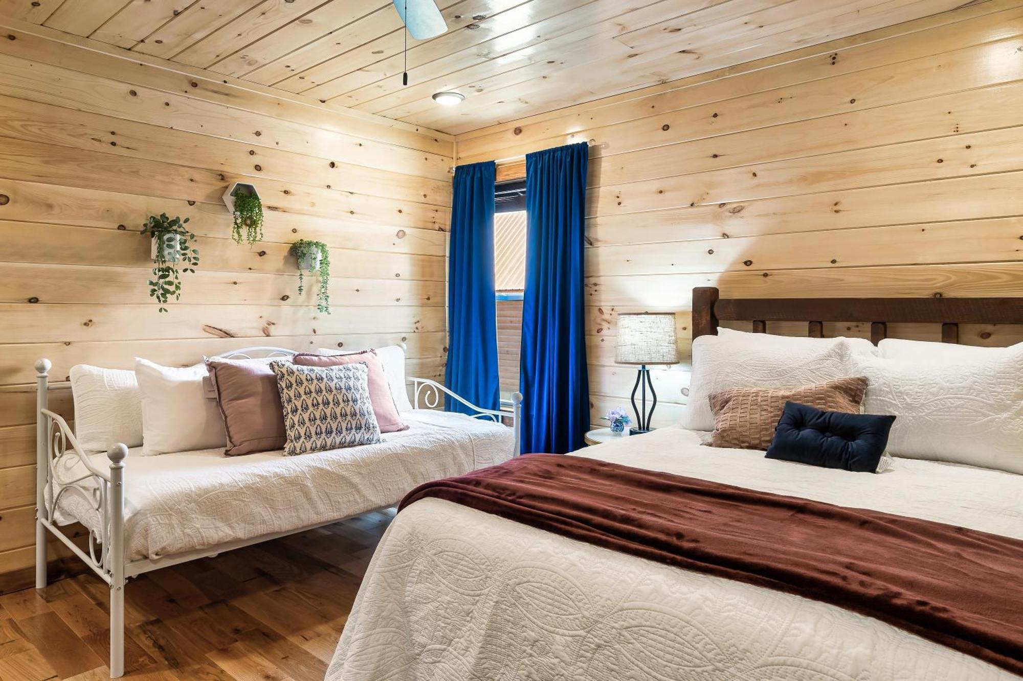 Smokiesboutiquecabins Would Love To Host You At Dolly'S Cute Cabin! 4 Suites With Private Bathrooms - Hot Tub, Fire Pit, Game Room, Resort Pool Open Memorial Day Through Labor Day! Gatlinburg Buitenkant foto