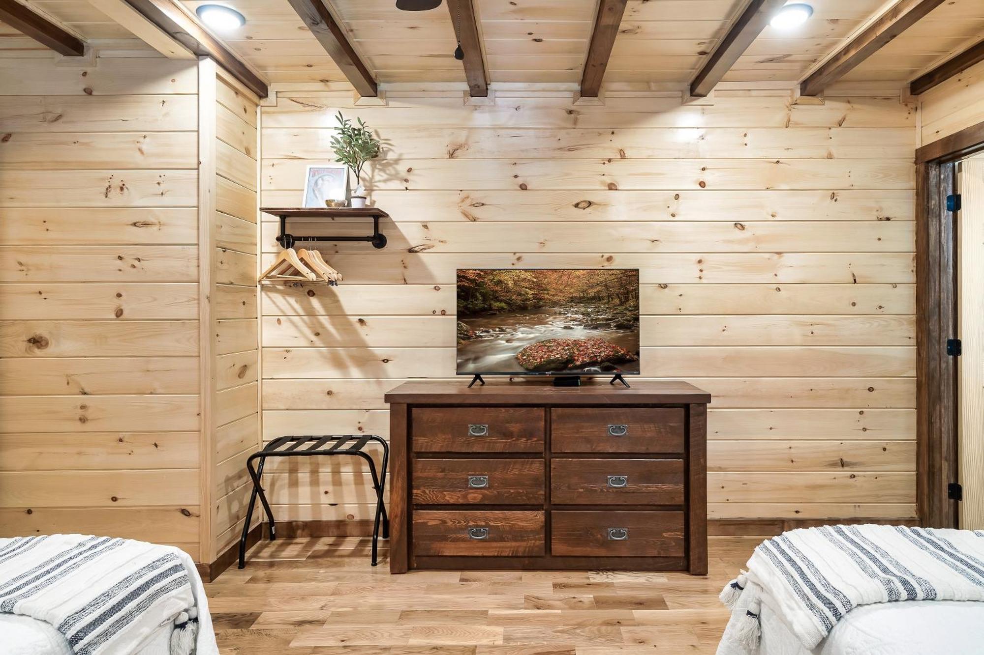 Smokiesboutiquecabins Would Love To Host You At Dolly'S Cute Cabin! 4 Suites With Private Bathrooms - Hot Tub, Fire Pit, Game Room, Resort Pool Open Memorial Day Through Labor Day! Gatlinburg Buitenkant foto
