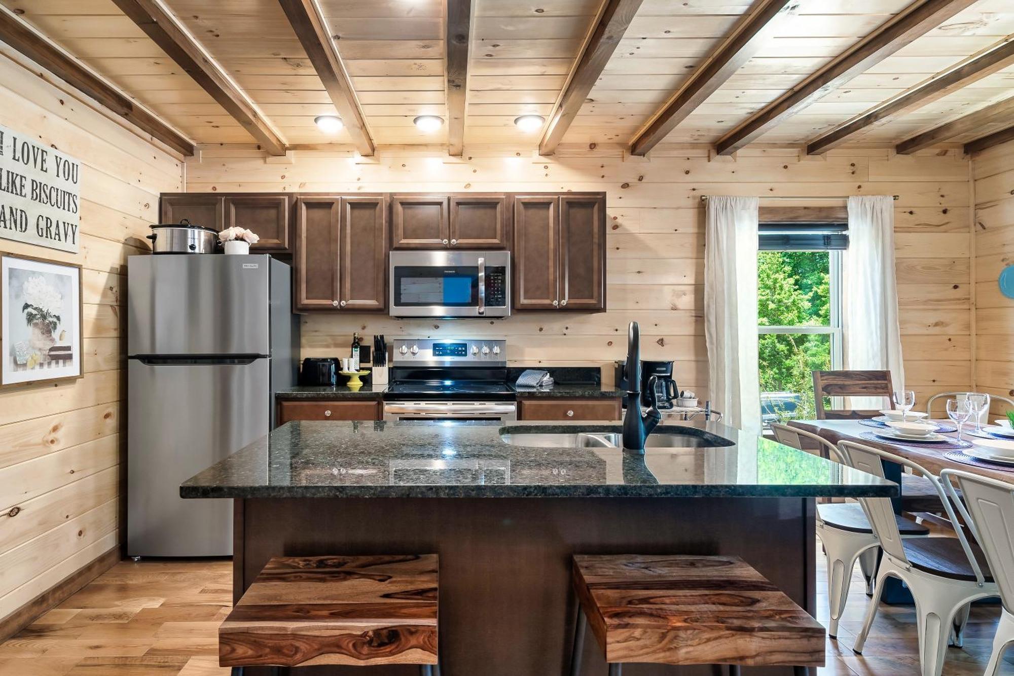 Smokiesboutiquecabins Would Love To Host You At Dolly'S Cute Cabin! 4 Suites With Private Bathrooms - Hot Tub, Fire Pit, Game Room, Resort Pool Open Memorial Day Through Labor Day! Gatlinburg Buitenkant foto
