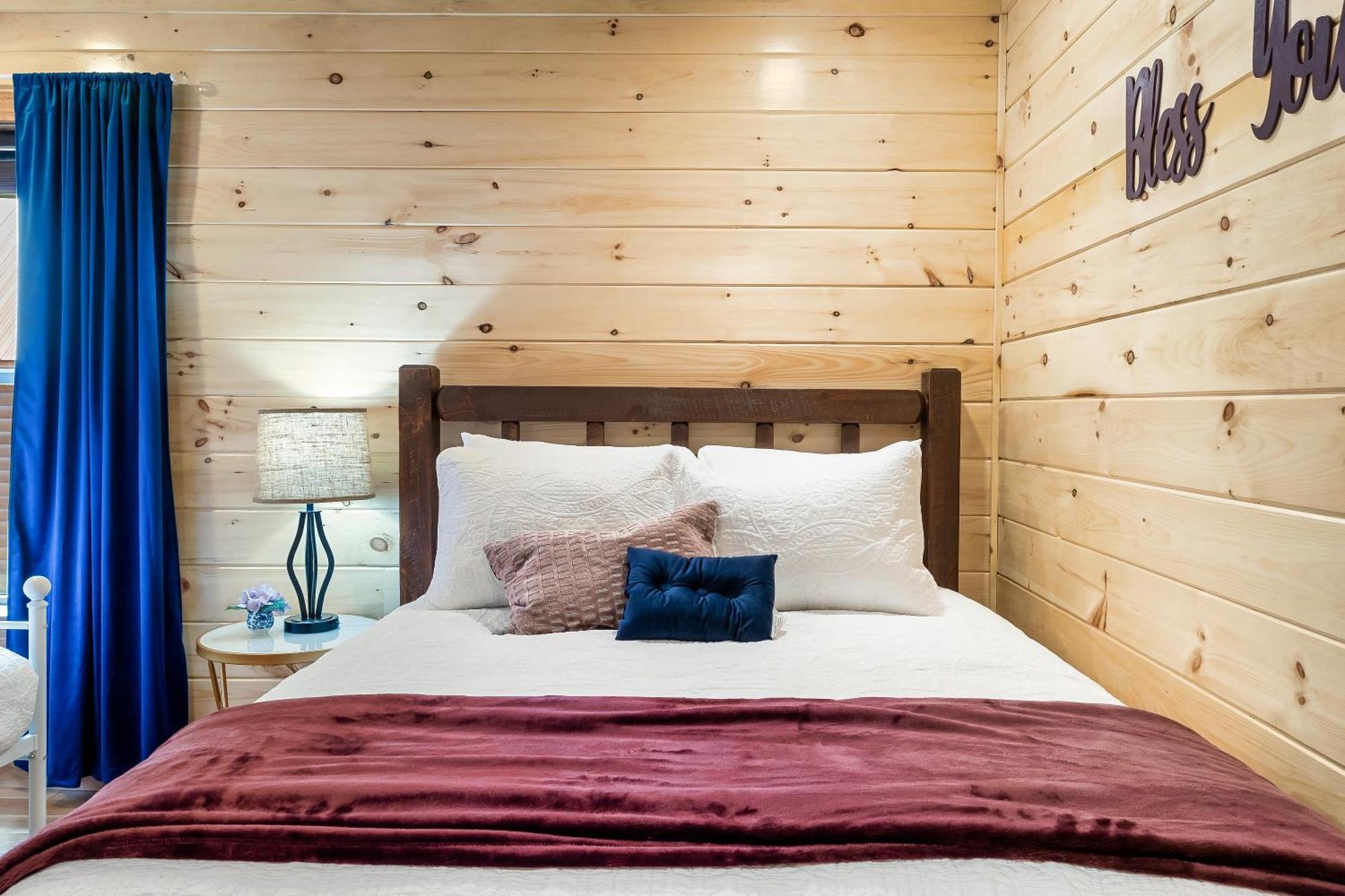 Smokiesboutiquecabins Would Love To Host You At Dolly'S Cute Cabin! 4 Suites With Private Bathrooms - Hot Tub, Fire Pit, Game Room, Resort Pool Open Memorial Day Through Labor Day! Gatlinburg Buitenkant foto