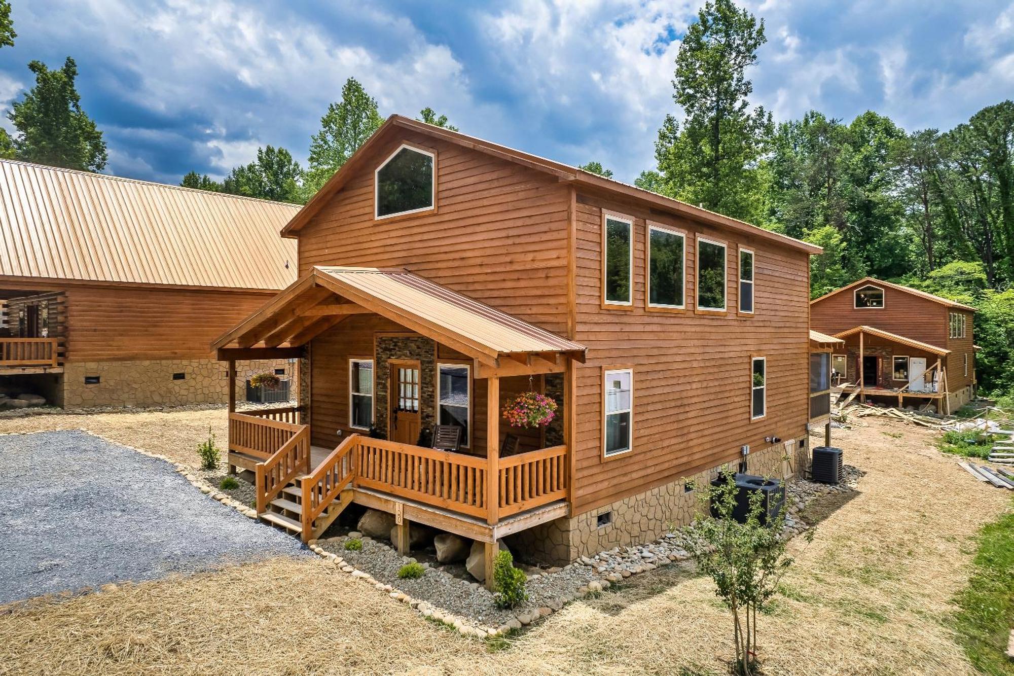 Smokiesboutiquecabins Would Love To Host You At Dolly'S Cute Cabin! 4 Suites With Private Bathrooms - Hot Tub, Fire Pit, Game Room, Resort Pool Open Memorial Day Through Labor Day! Gatlinburg Buitenkant foto
