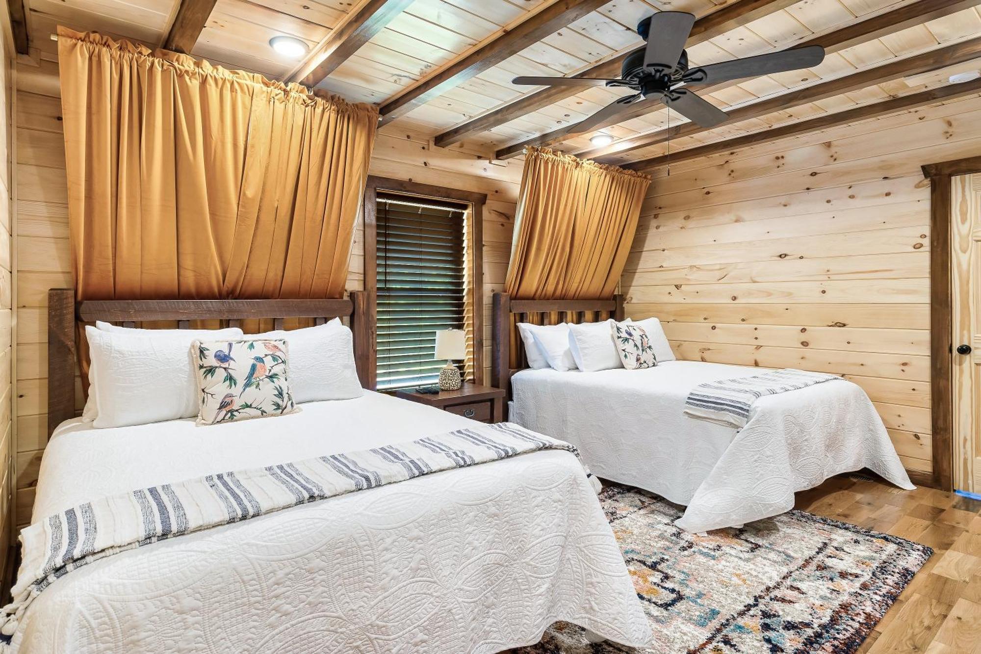 Smokiesboutiquecabins Would Love To Host You At Dolly'S Cute Cabin! 4 Suites With Private Bathrooms - Hot Tub, Fire Pit, Game Room, Resort Pool Open Memorial Day Through Labor Day! Gatlinburg Buitenkant foto