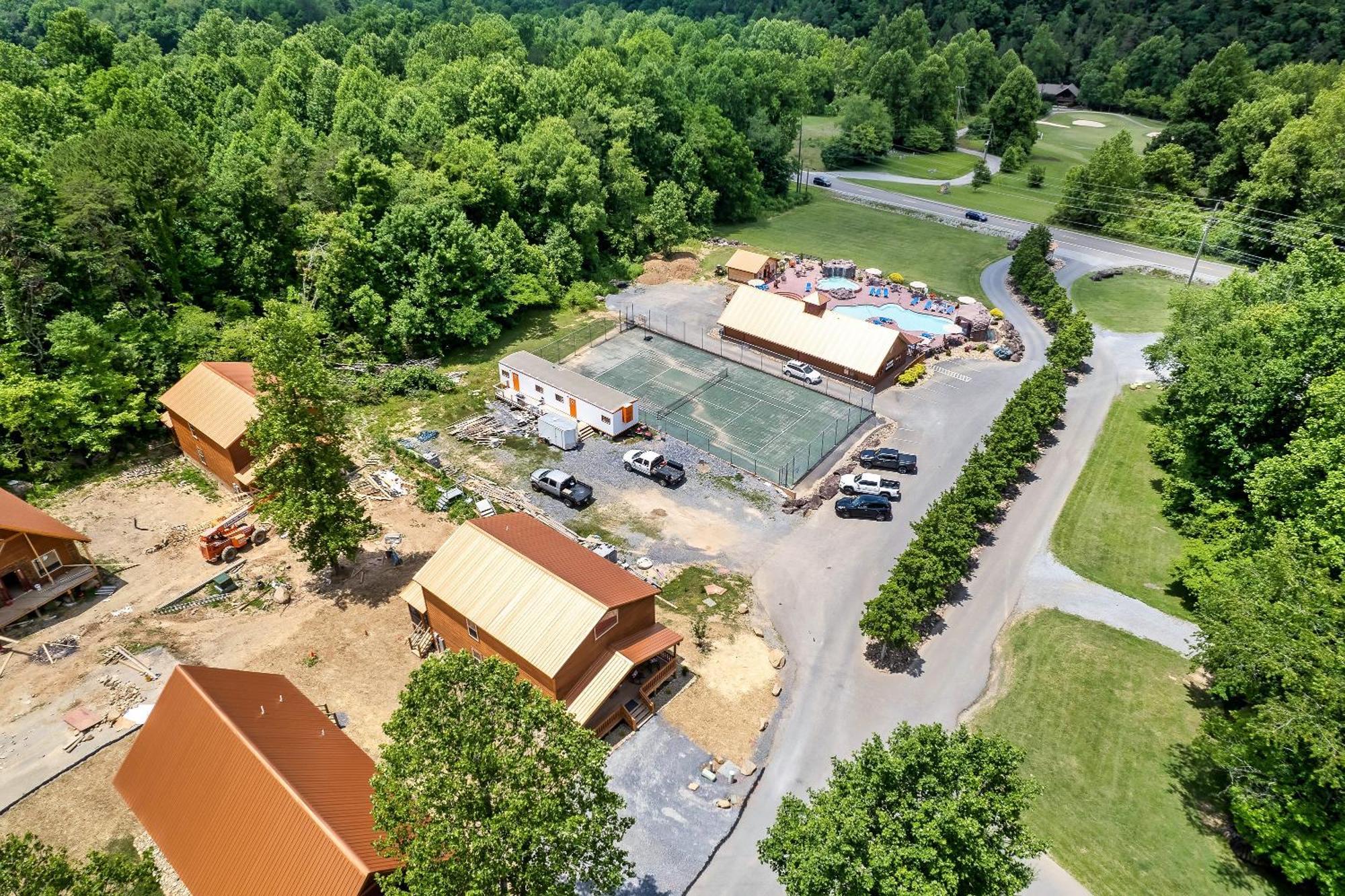 Smokiesboutiquecabins Would Love To Host You At Dolly'S Cute Cabin! 4 Suites With Private Bathrooms - Hot Tub, Fire Pit, Game Room, Resort Pool Open Memorial Day Through Labor Day! Gatlinburg Buitenkant foto
