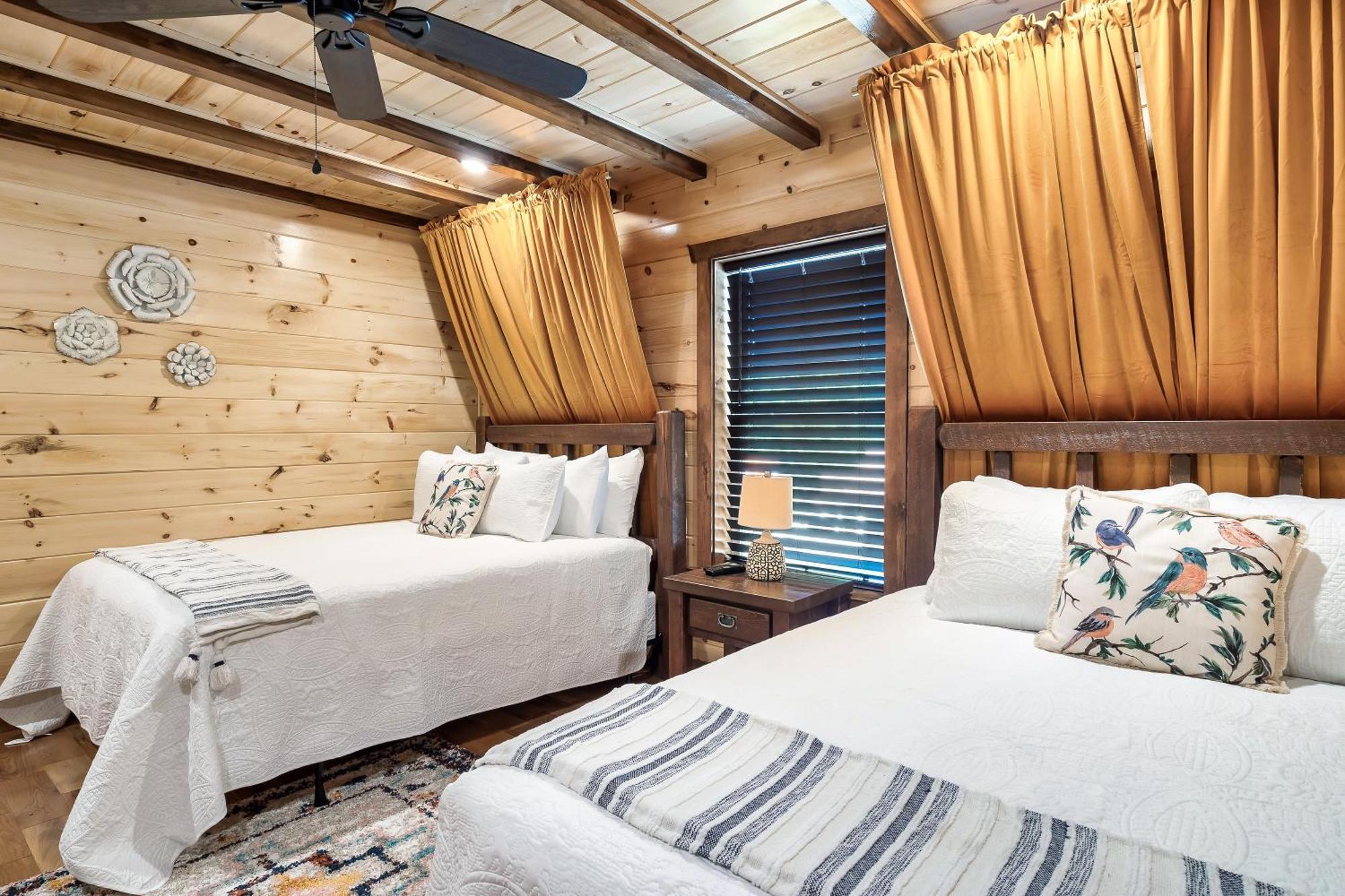 Smokiesboutiquecabins Would Love To Host You At Dolly'S Cute Cabin! 4 Suites With Private Bathrooms - Hot Tub, Fire Pit, Game Room, Resort Pool Open Memorial Day Through Labor Day! Gatlinburg Buitenkant foto
