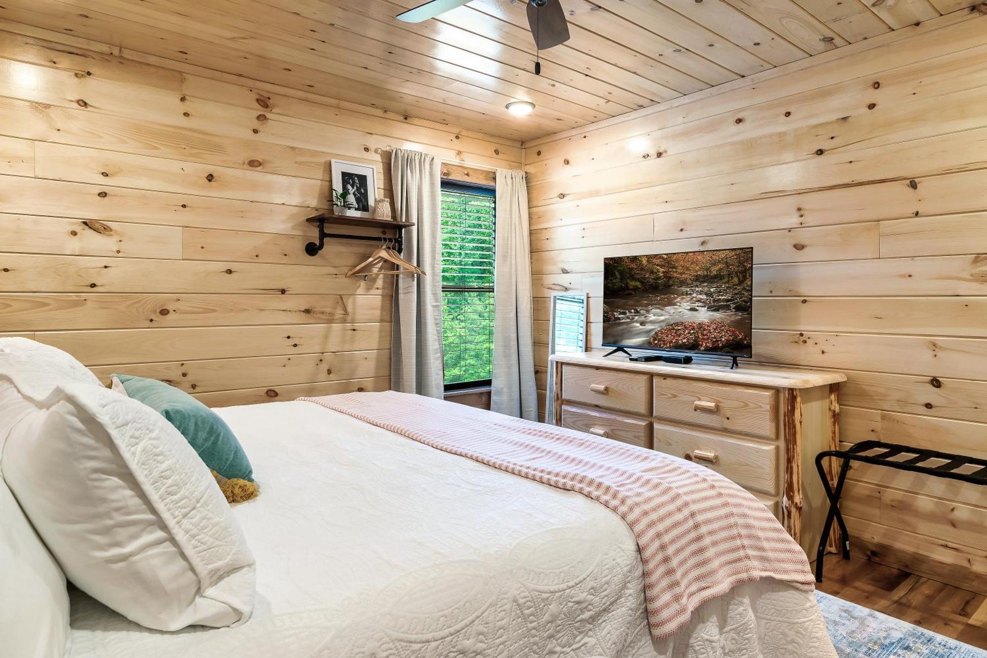 Smokiesboutiquecabins Would Love To Host You At Dolly'S Cute Cabin! 4 Suites With Private Bathrooms - Hot Tub, Fire Pit, Game Room, Resort Pool Open Memorial Day Through Labor Day! Gatlinburg Buitenkant foto