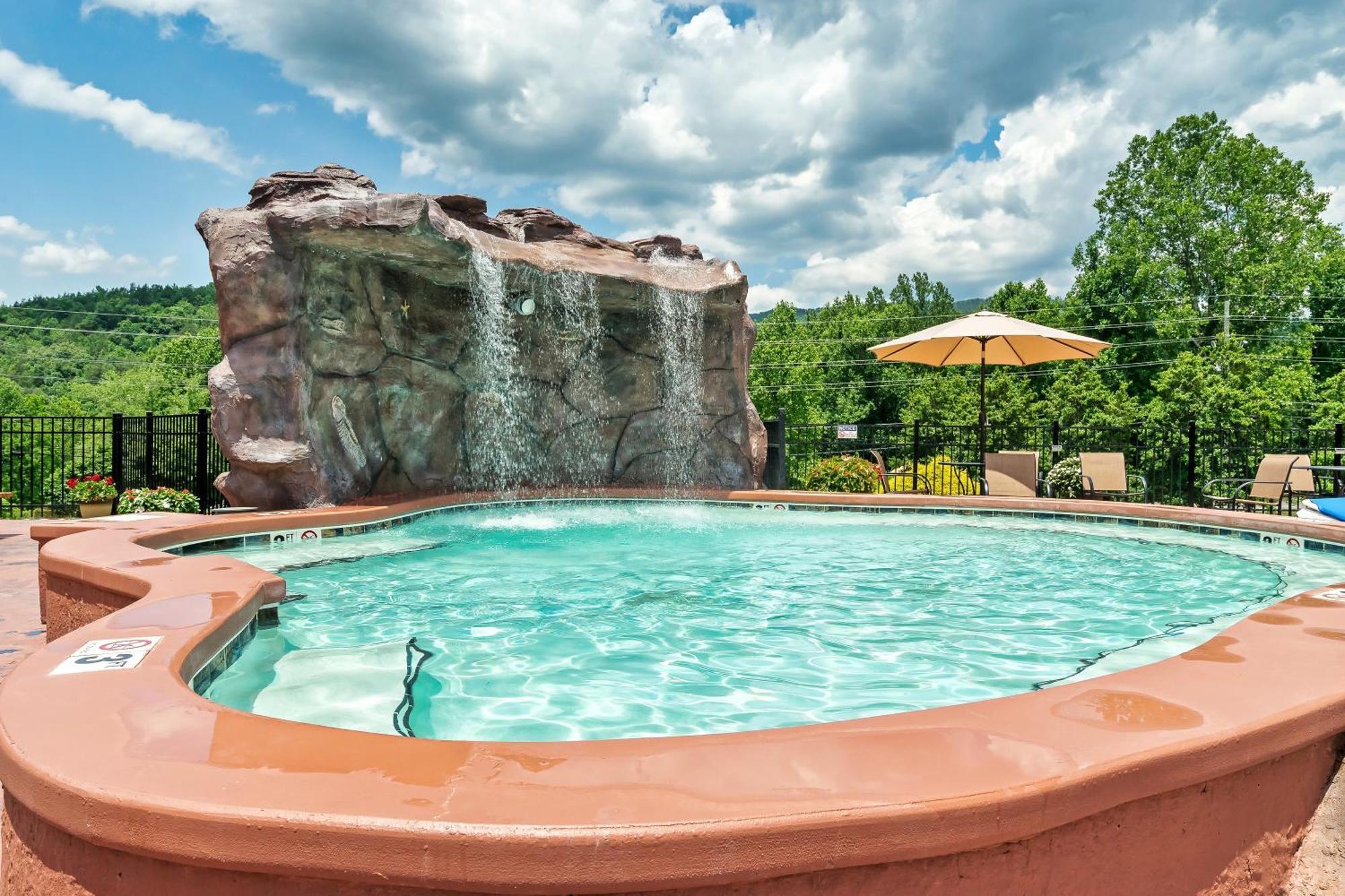 Smokiesboutiquecabins Would Love To Host You At Dolly'S Cute Cabin! 4 Suites With Private Bathrooms - Hot Tub, Fire Pit, Game Room, Resort Pool Open Memorial Day Through Labor Day! Gatlinburg Buitenkant foto